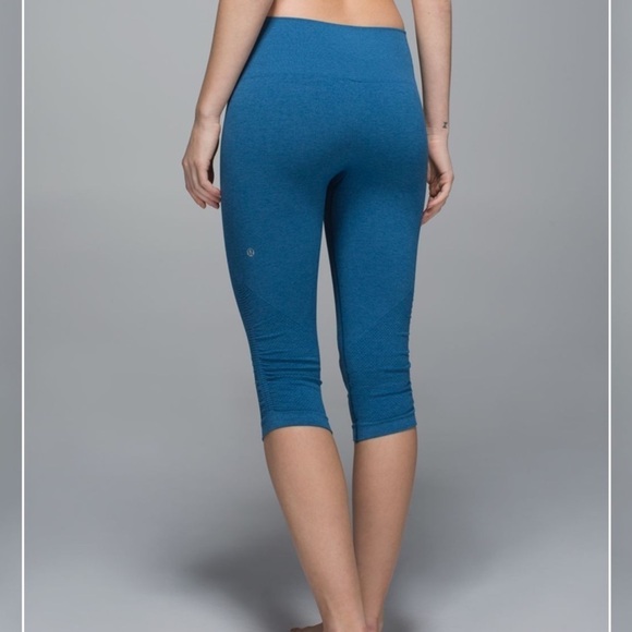 Lululemon In The Flow Crop II in Heathered Jet Set Blue size 6 - Picture 5 of 10